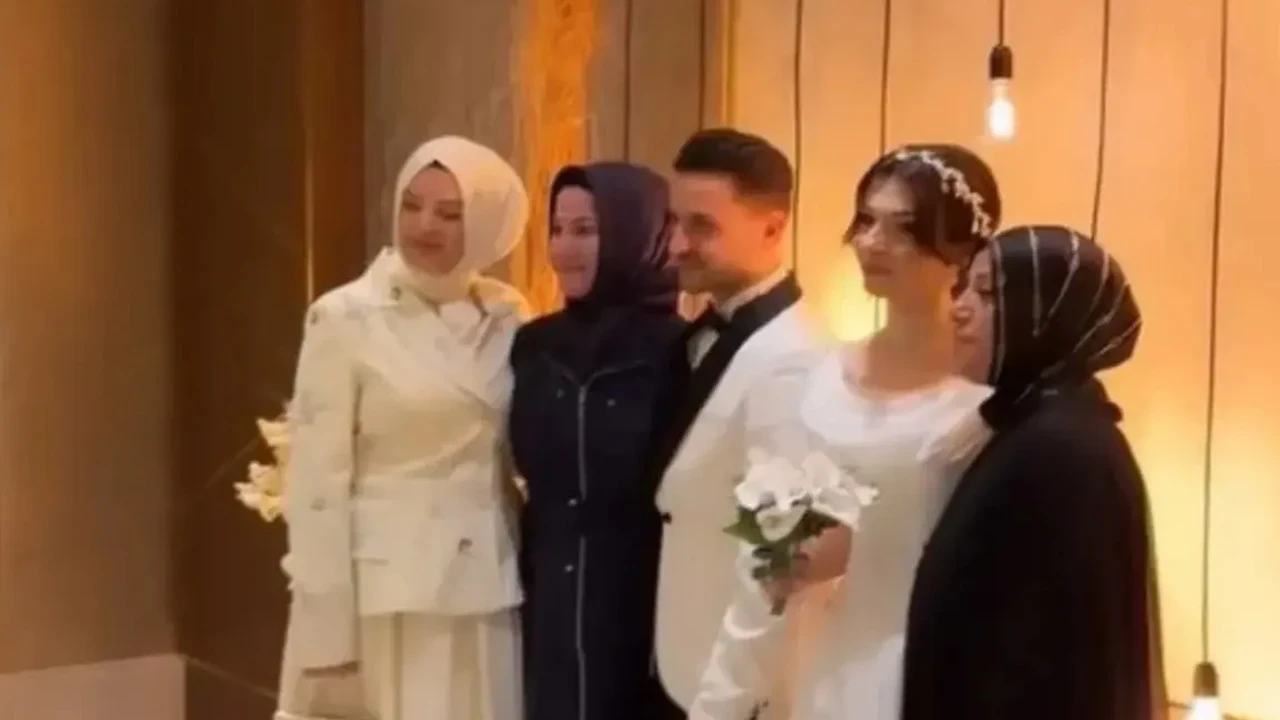Kadir Ezildi'nin eşi eltisinin düğününde beyaz giydi