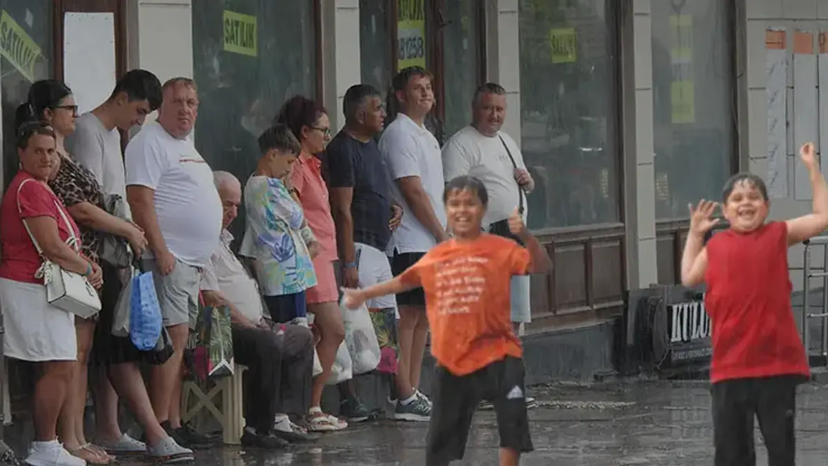Kavurucu sıcakların ardından Edirne'de sağanak sürprizi! Büyükler kaçtı, çocuklar tadını çıkardı