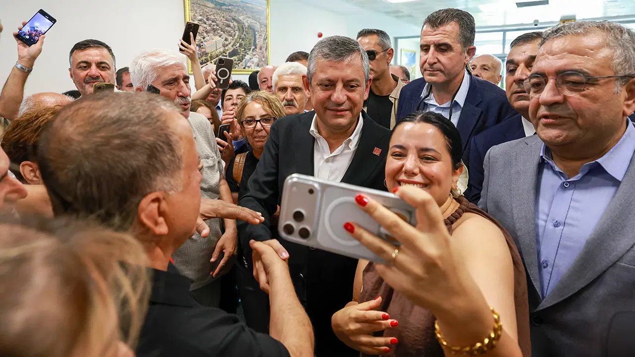 Özgür Özel Diyarbakır'da: Havalimanında zılgıtlarla karşılandı