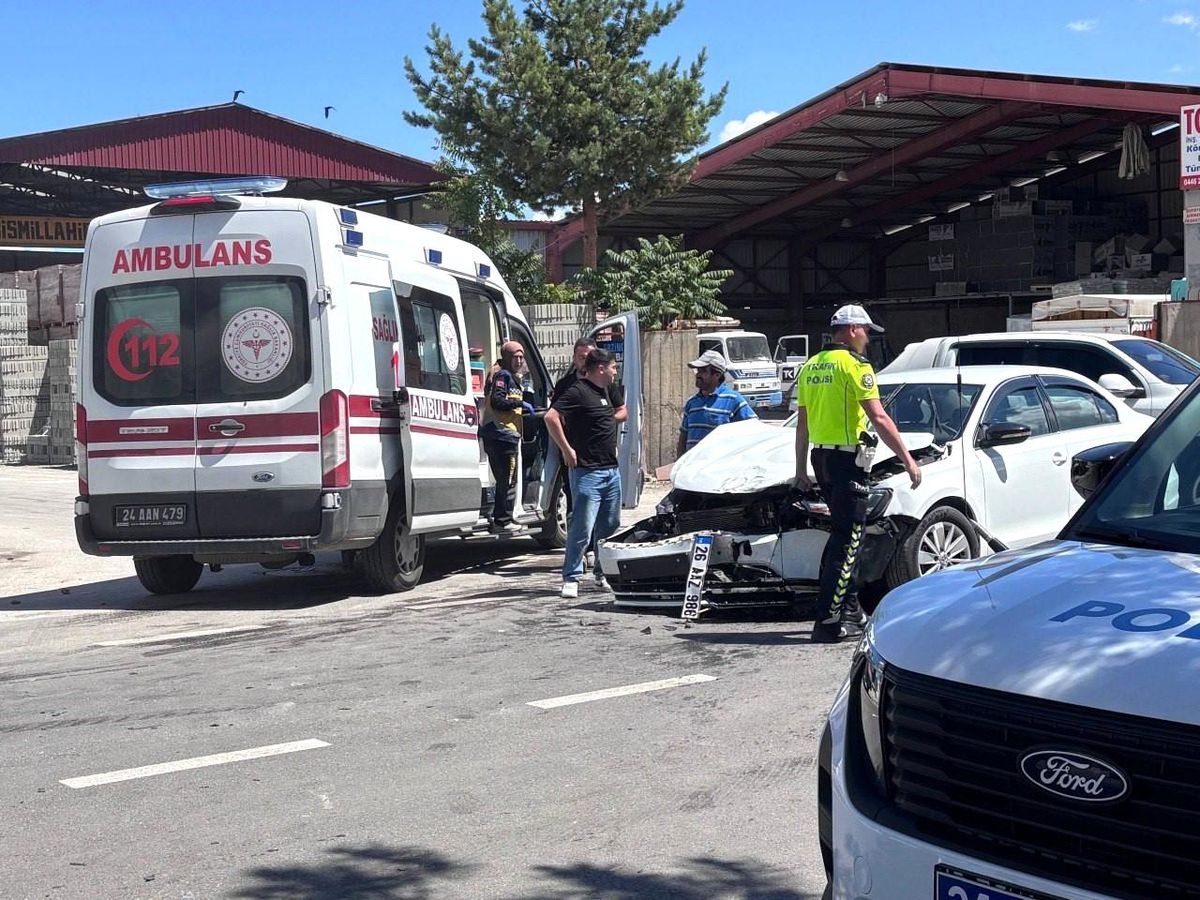 Erzincan'da 3 araçlı trafik kazası güvenlik kamerasına yansıdı
