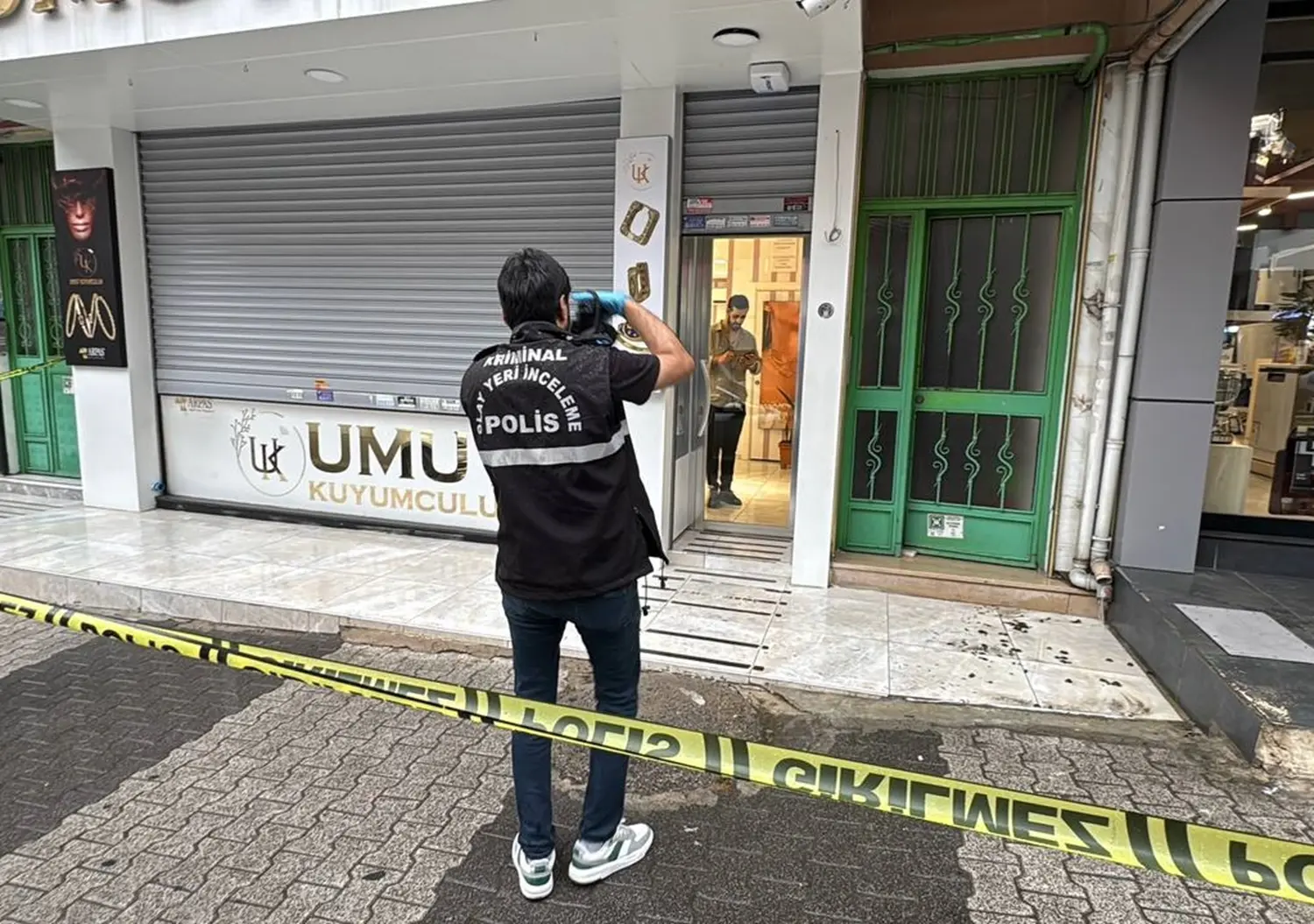 İstanbul'da kuyumcuya maskeli soygun! Şüpheliler her yerde aranıyor