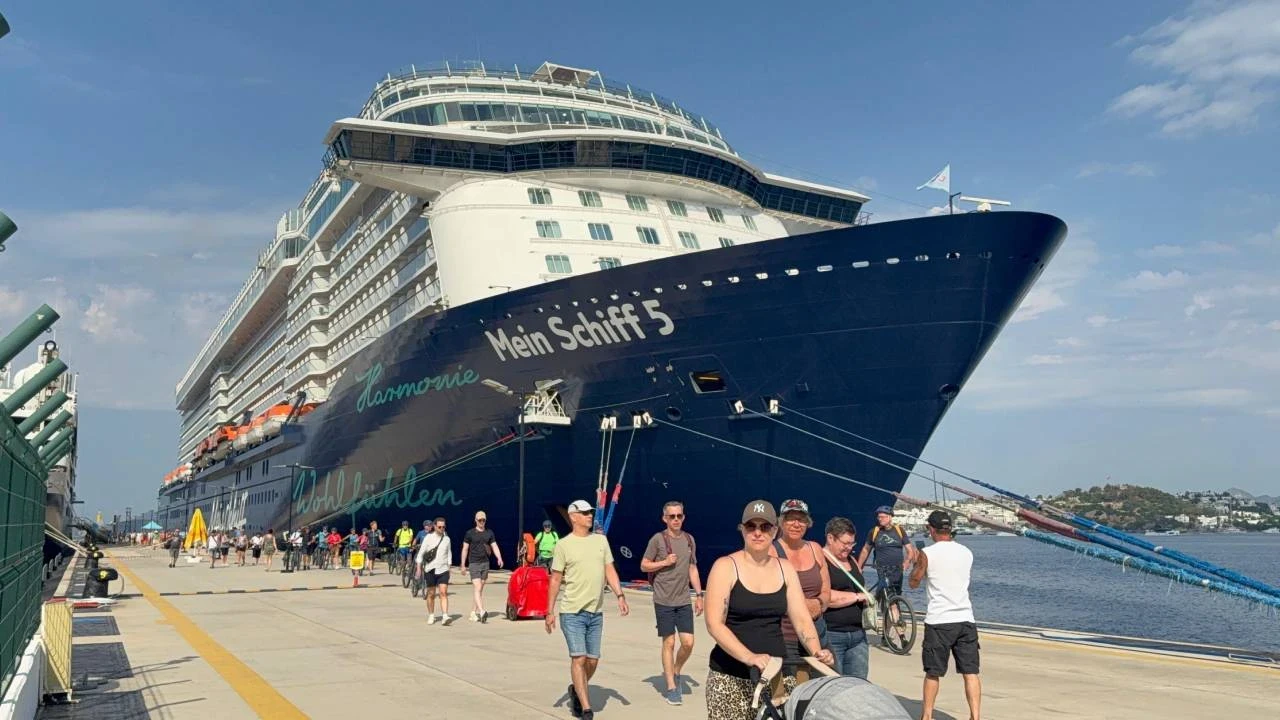 Bodrum'da kruvaziyer sürprizi: İki dev gemiden binlerce turist indi