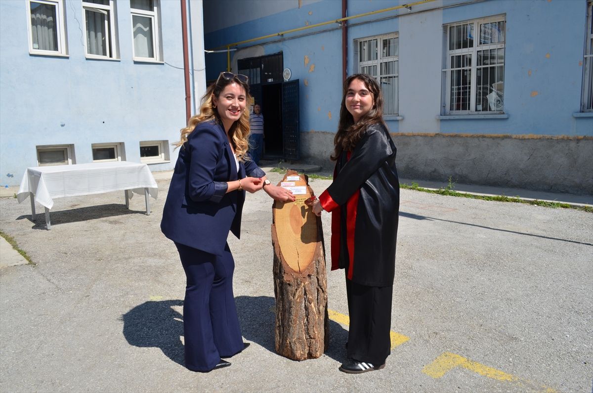 Şabanözü'nde ortaokul öğrencileri mezuniyet sevinci yaşadı