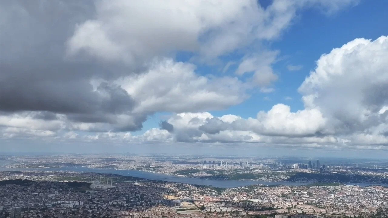 İstanbul'un bulut örtüsü hızlı çekimle görüntülendi