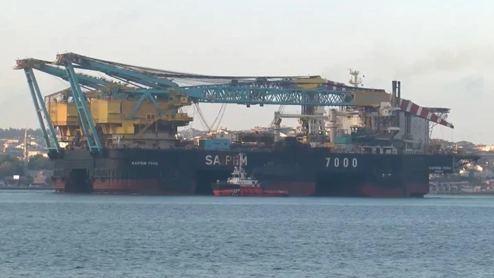 Dünyanın 3'ncü büyük yarı batık vinç gemisi, İstanbul Boğazı'ndan geçiyor