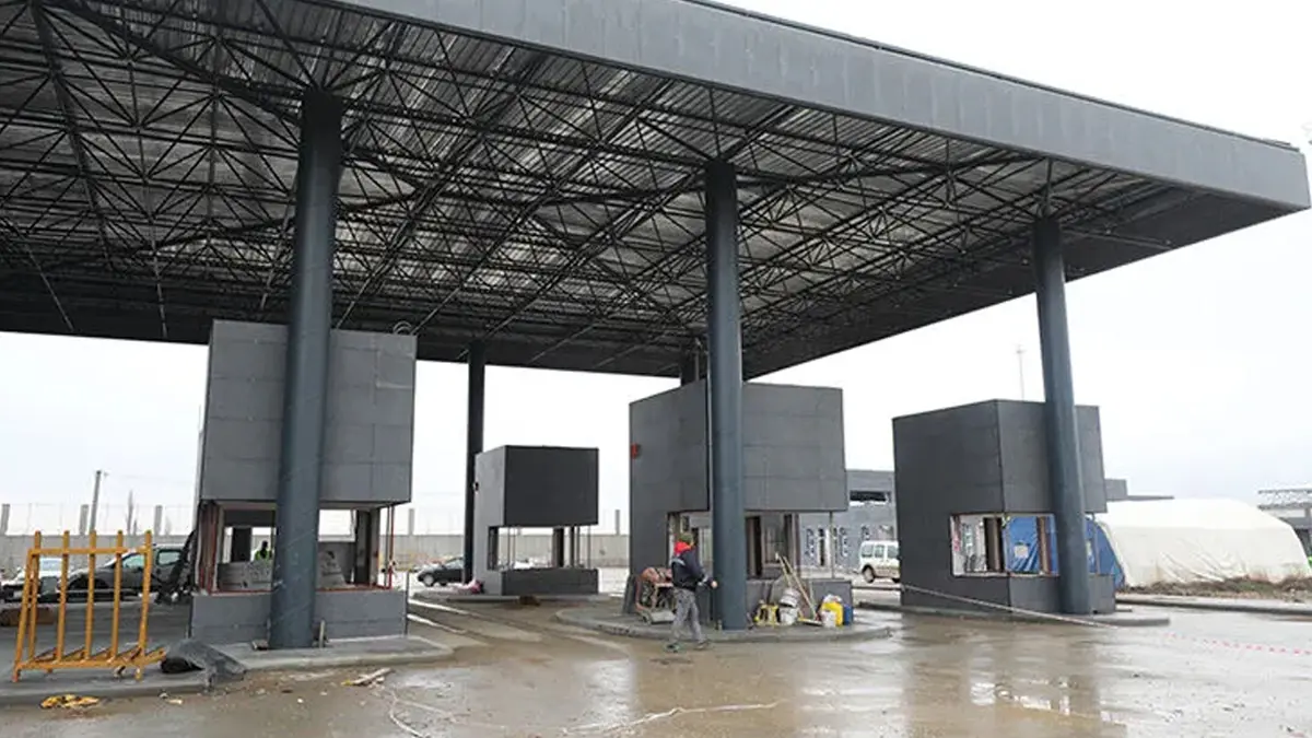 Komşuda grev krizi! 2 sınıf kapısında geçişler durduruldu