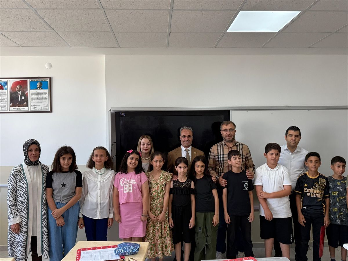 Ağın Kaymakamı Yılmaz, öğrencilere karne dağıttı