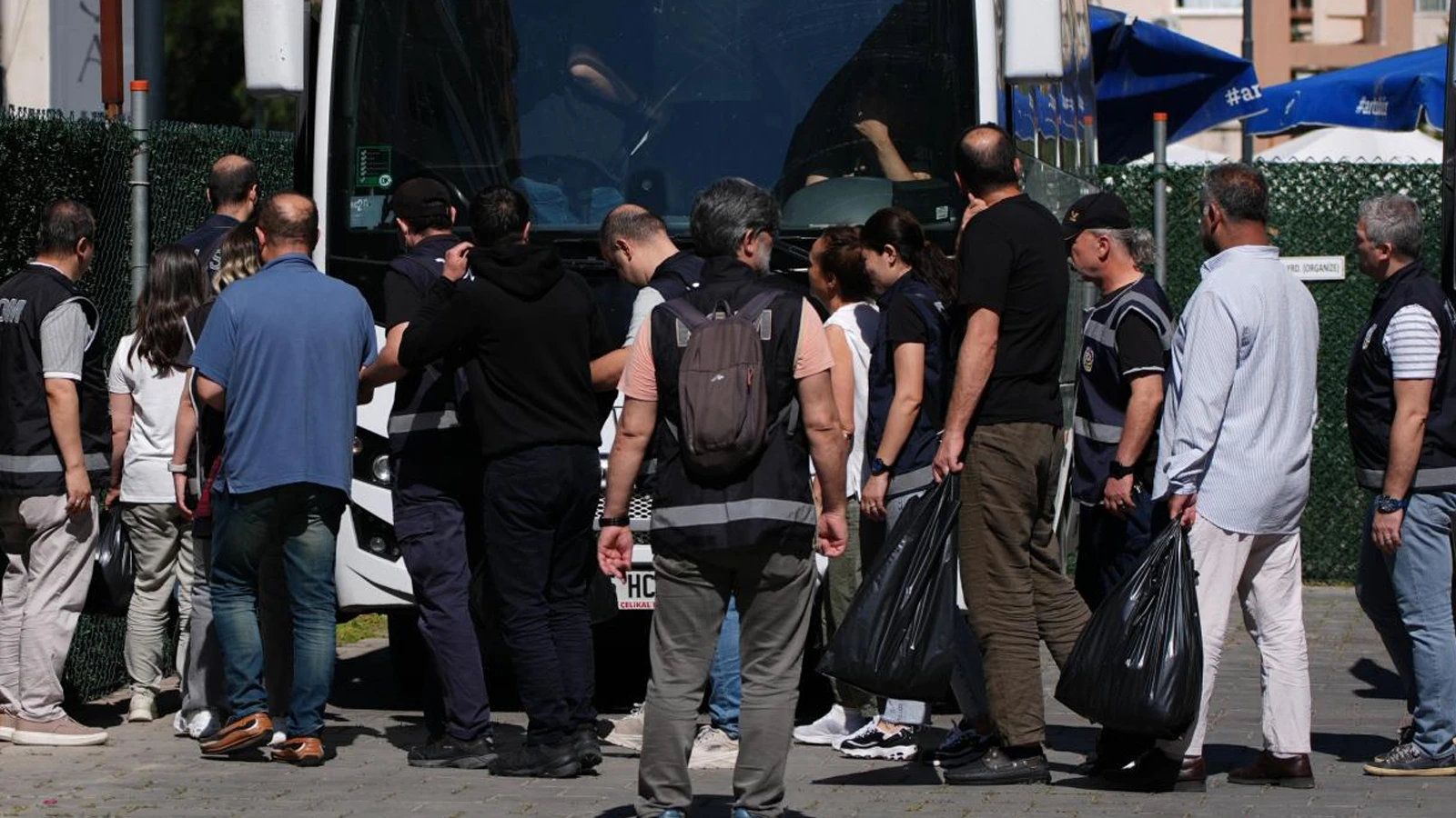 Ege Üniversitesi'ndeki soruşturma: 150 araç ve 49 taşınmaza el kondu
