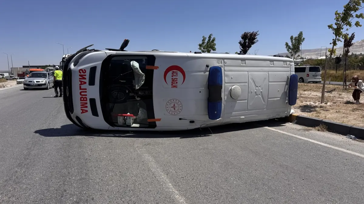 Ambulans ile otomobil çarpıştı: 5 yaralı