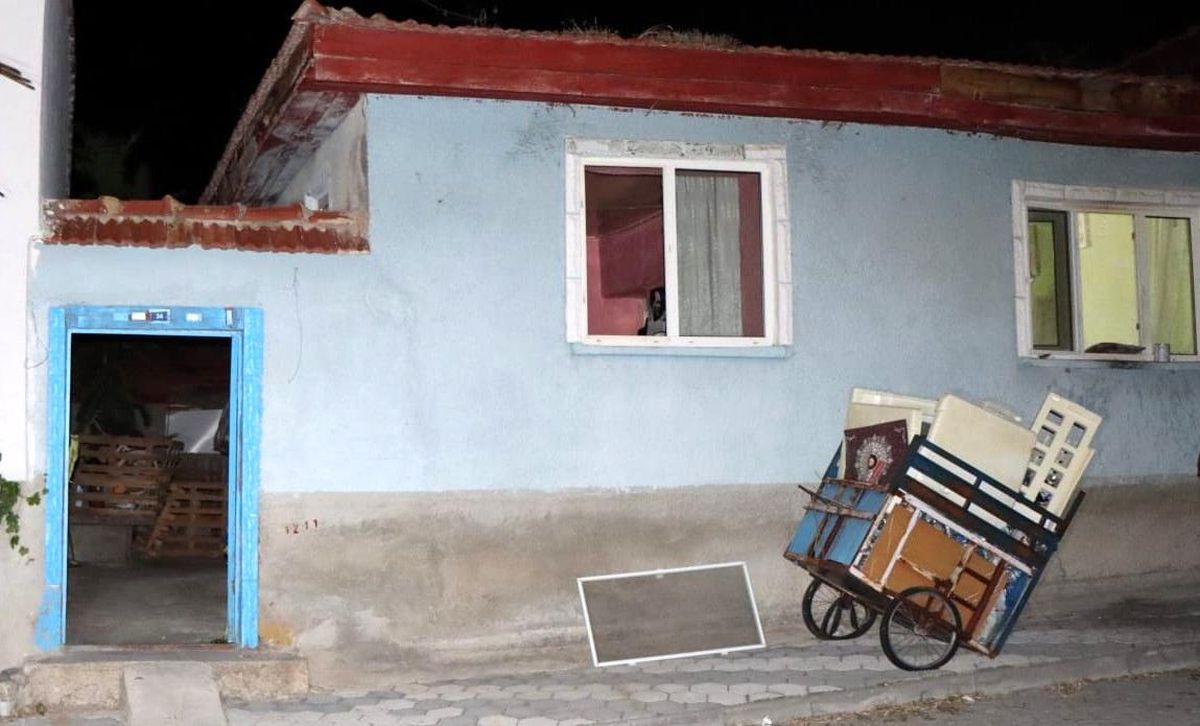 Evinden kötü kokular gelen adamın annesinden 5 gün sonra öldüğü belirlendi