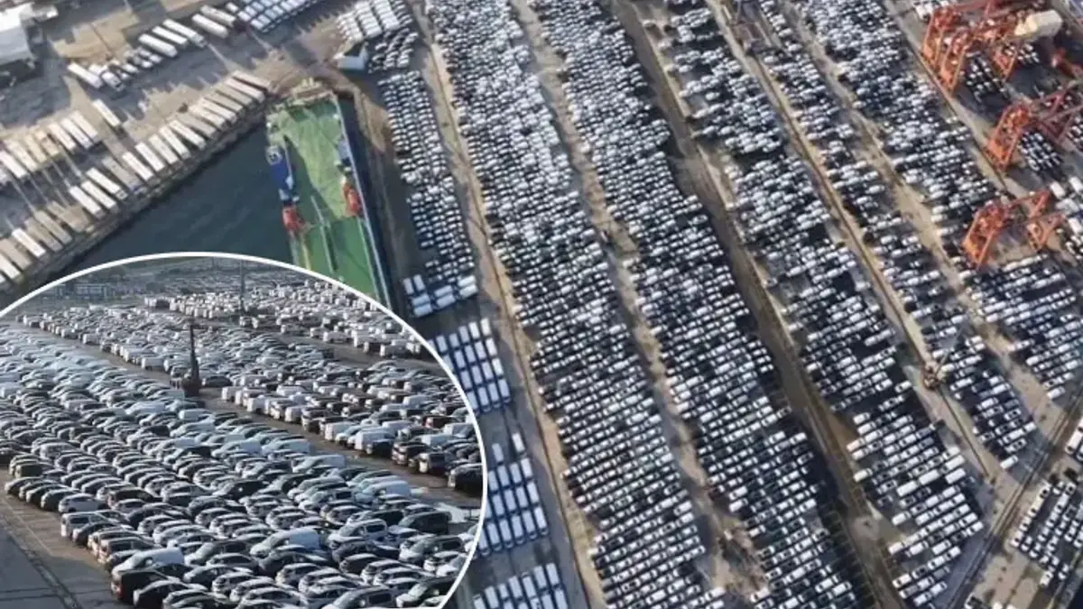 Binlerce sıfır otomobil Haydarpaşa'da bekliyor! Dron görüntüleri dikkat çekti