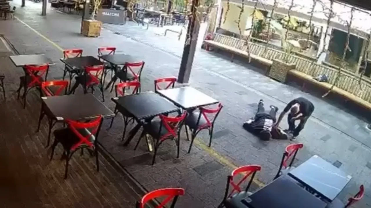 İnsanlık ölmüş dedirten olay: Bayılan gence yardım ediyor gibi yapıp cüzdanını çaldı