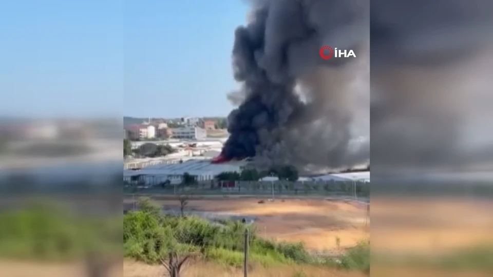 Bolluca’daki Fabrikada Korkutan Yangın: Alevlere Müdahale Sürüyor