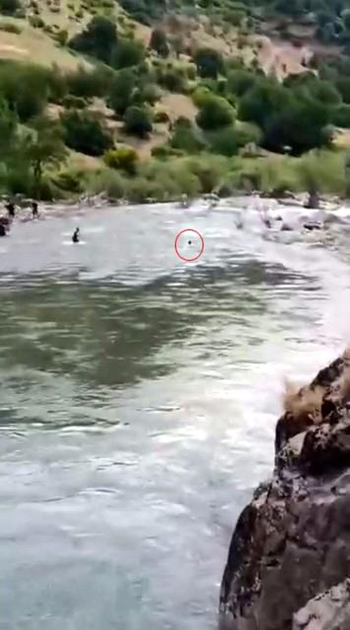 Çayda kaybolmuştu, akıntıya kapıldığı anlar kameraya yansıdı