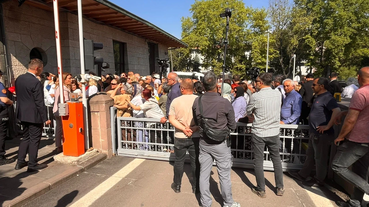 Tarihi grup toplantısı için sıraya girdiler