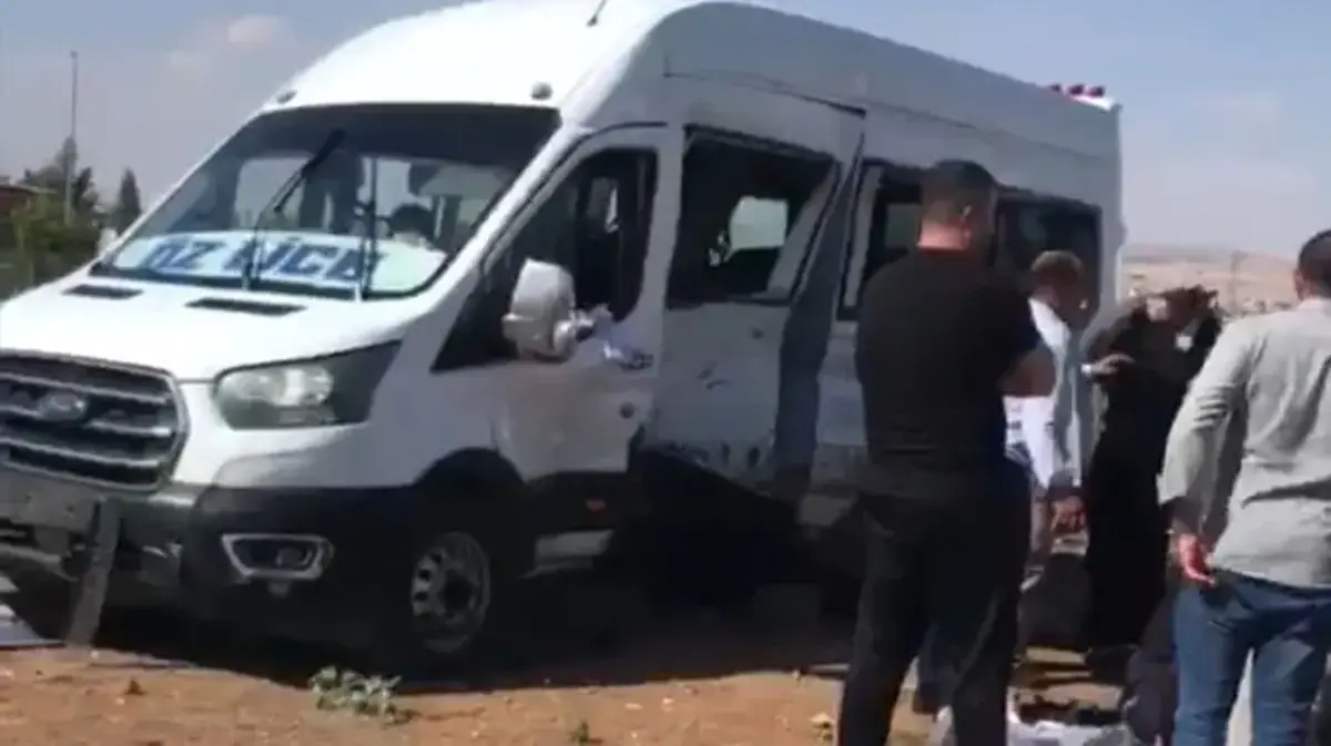Para nakil minibüsü ile yolcu minibüsü çarpıştı