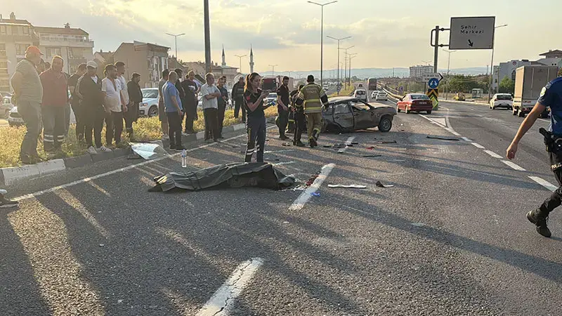 TIR’la çarpışan otomobil takla atıp karşı şeride geçti; 1 ölü, 2 yaralı