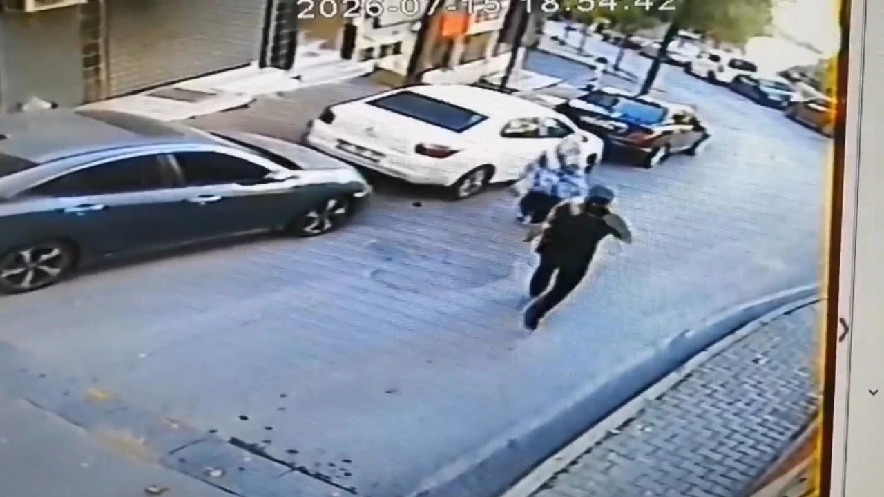 Sokak ortasında dehşeti yaşattı! Yoldan geçen kadına yumruk attı