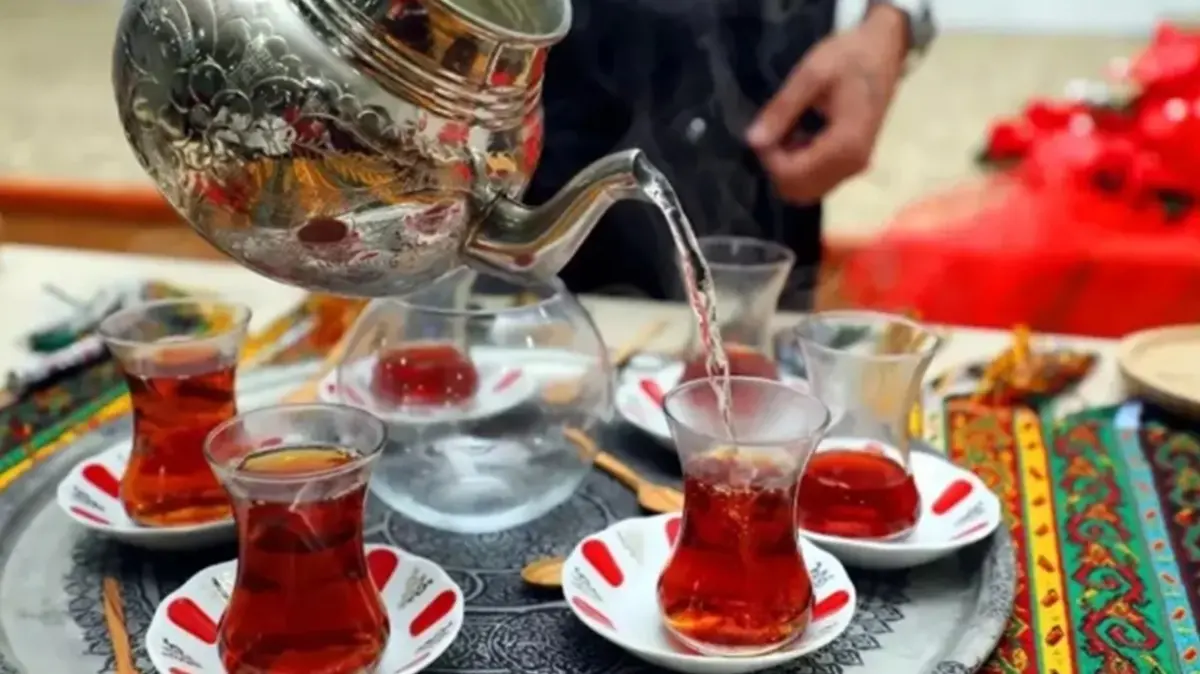 Çay demlerken bunu ekleyin! Bir kaşığı lezzetine lezzet katıyor