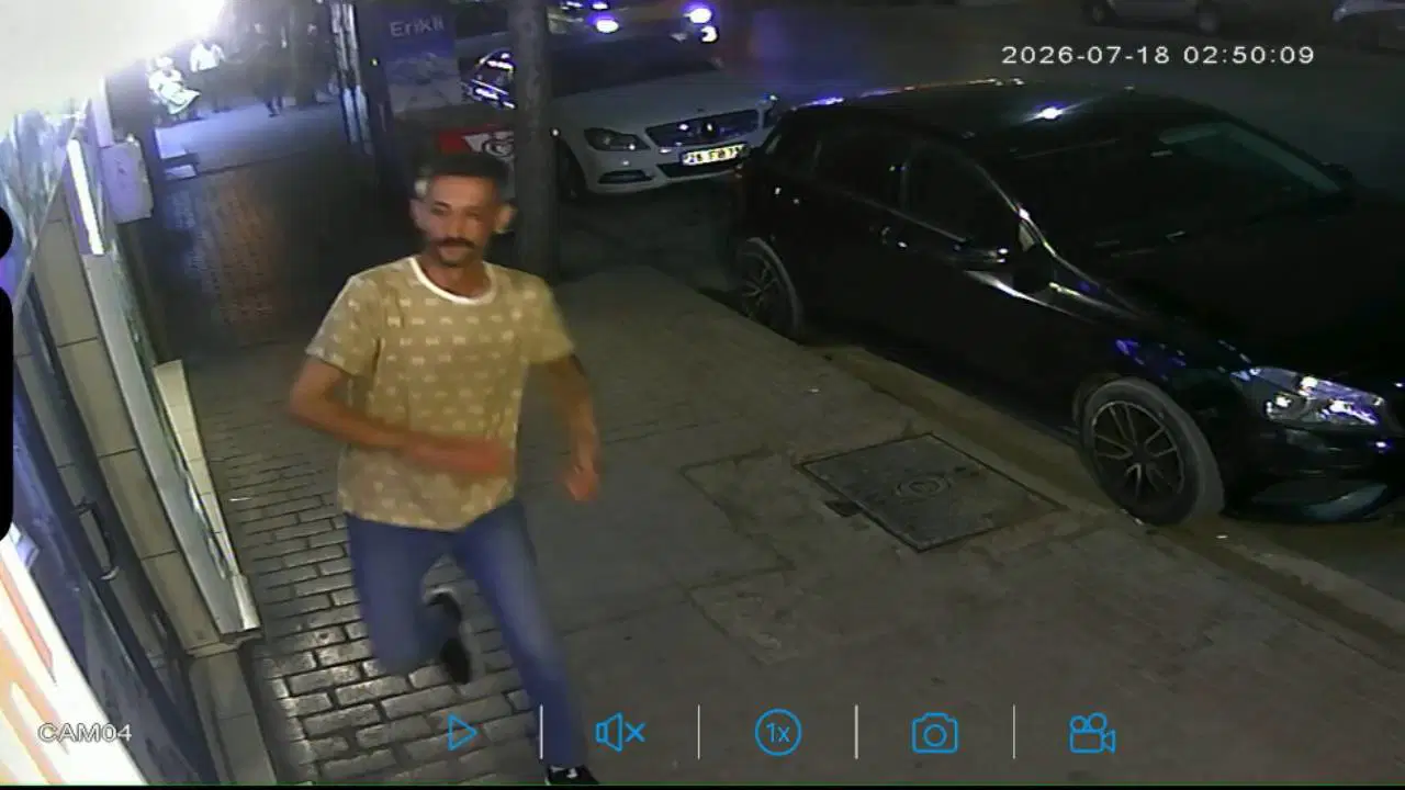 İş yerinin camını tekmeyle kıran şüpheliyi esnaf yakaladı