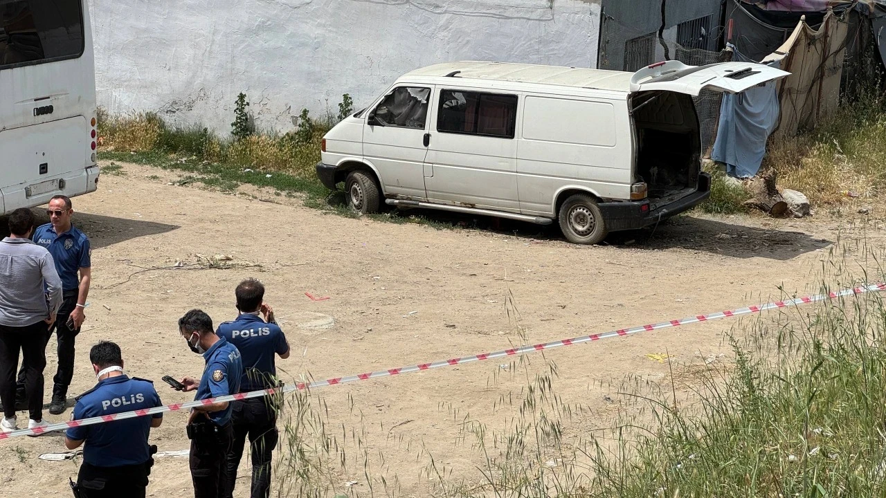 Park halindeki araçtan ceset çıktı