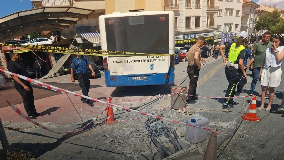 Ankara'da belediye otobüsü iş yerine girdi: 7 yaralı | ANKARA HABERLERİ