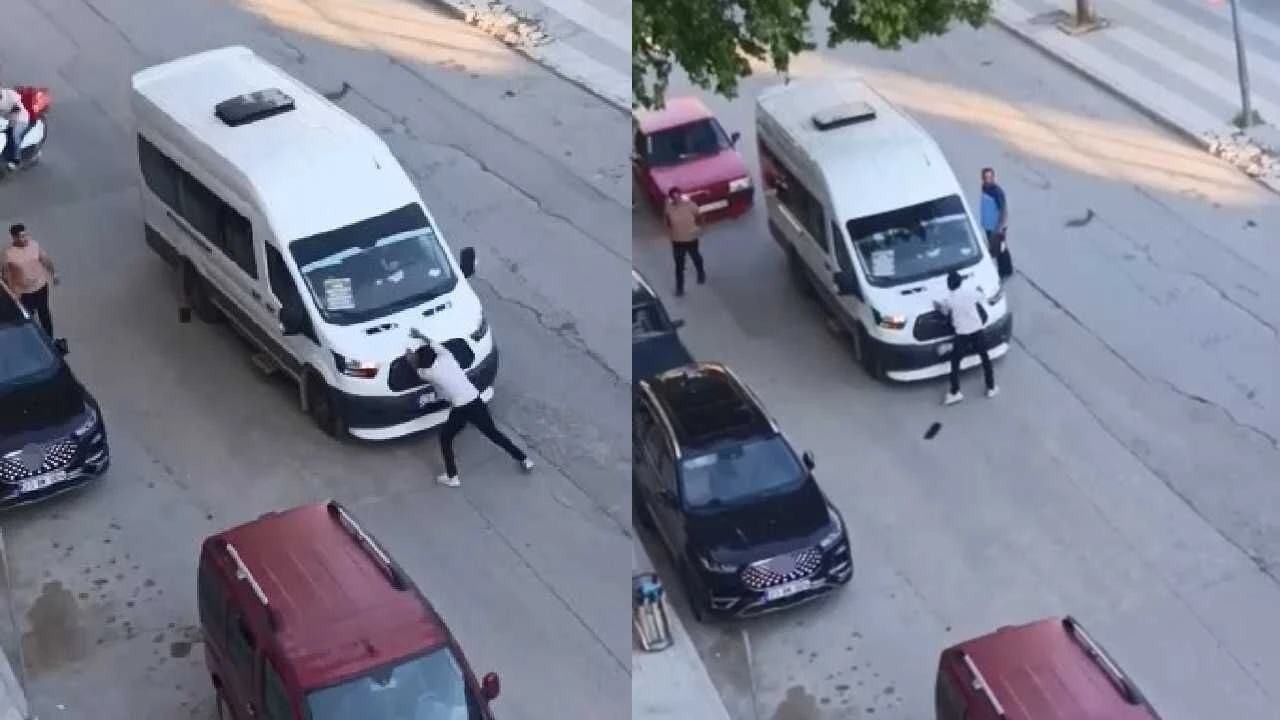 Önünü kestiği yolcu minibüsünü yumrukladı: O anlar kamerada