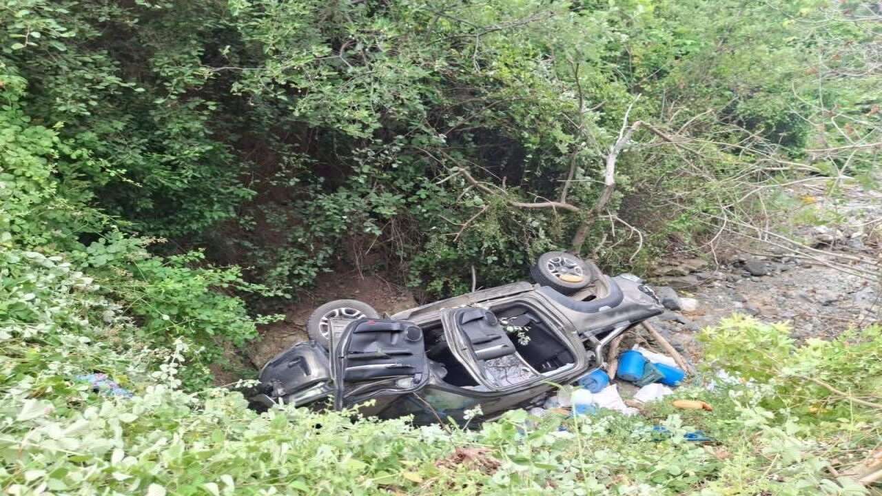 Hatay’da hafif ticari araç dereye uçtu: 7 kişi yaralandı