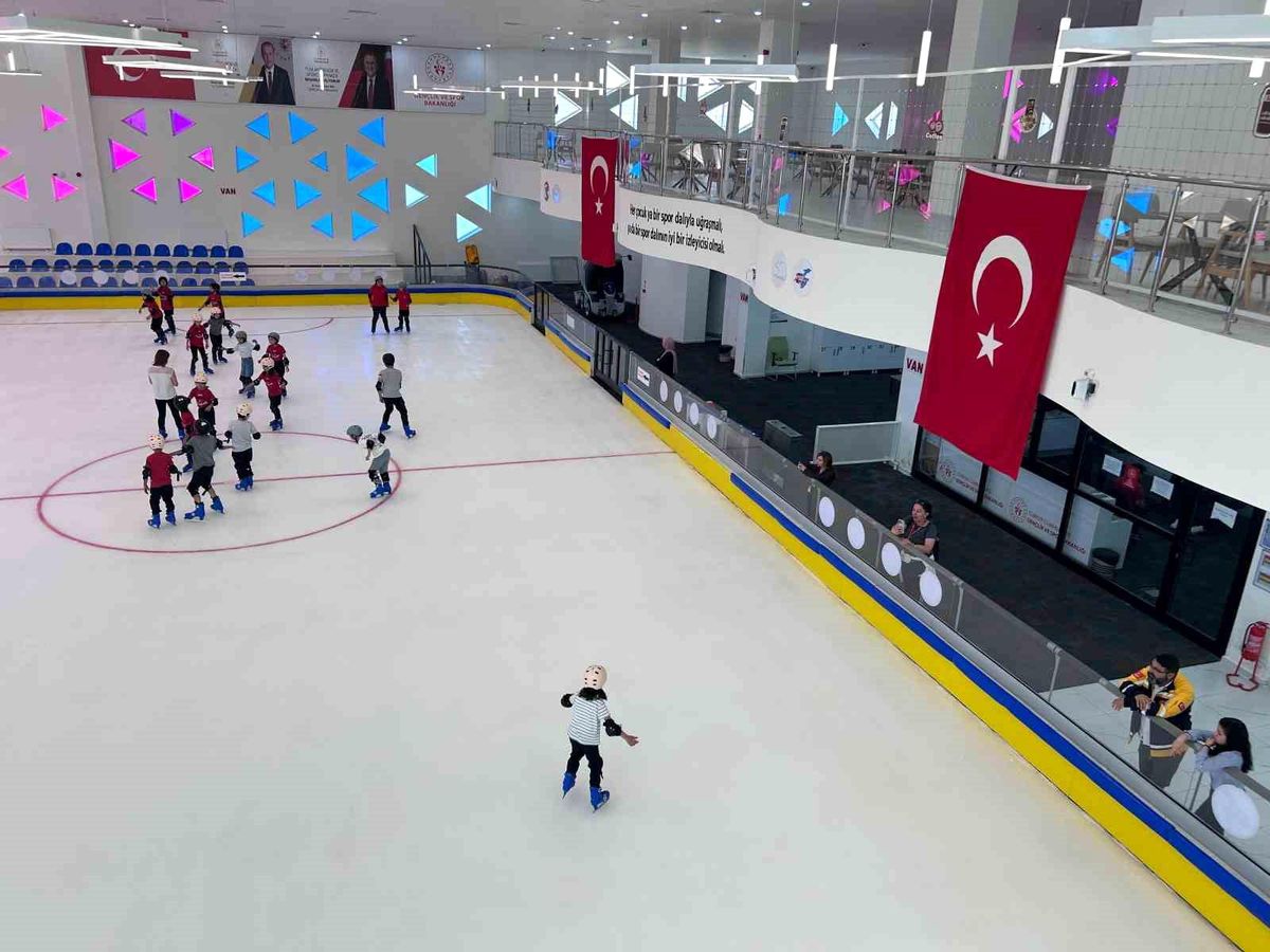 Van'da 30 derece sıcaklıkta buz pateni keyfi