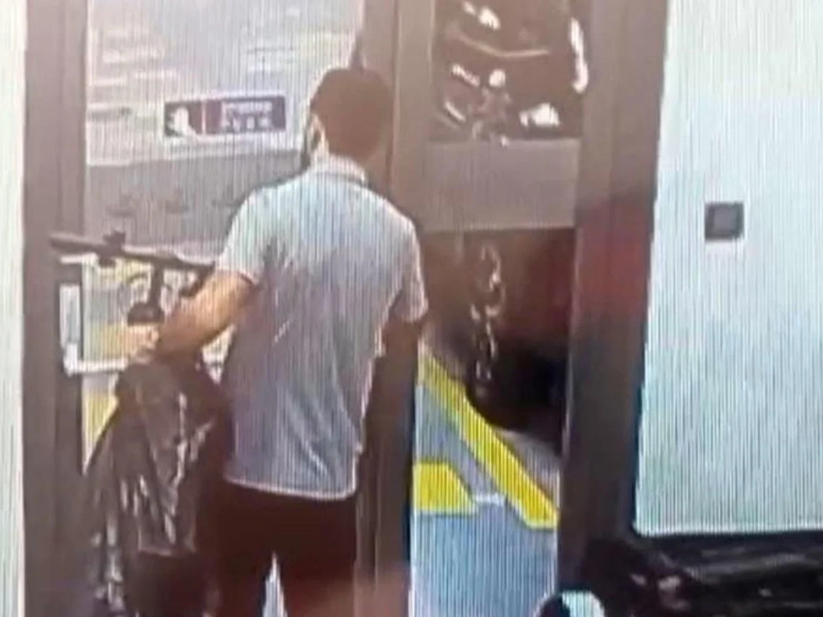 Arnavutköy'de çaldığı bisikleti polis merkezine götürdü