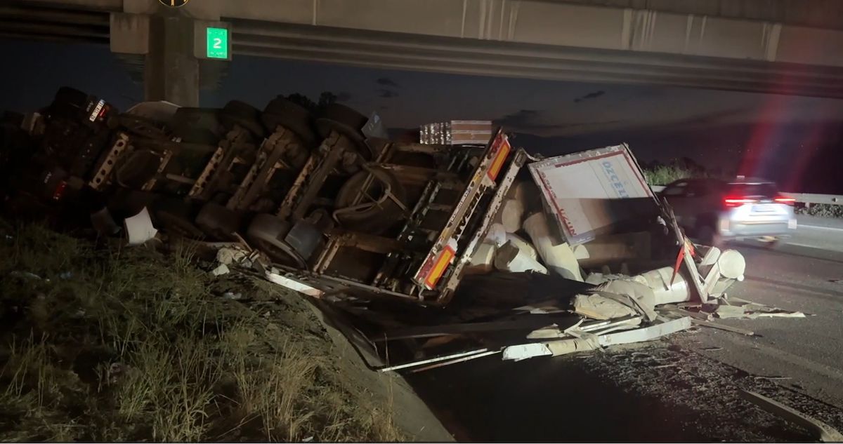 Otoyolda lastiği patlayan TIR, otomobile çarpıp devrildi: 6 yaralı