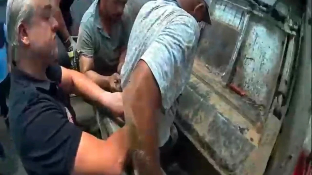 Çöp kamyonunda sıkışan işçi kurtarıldı