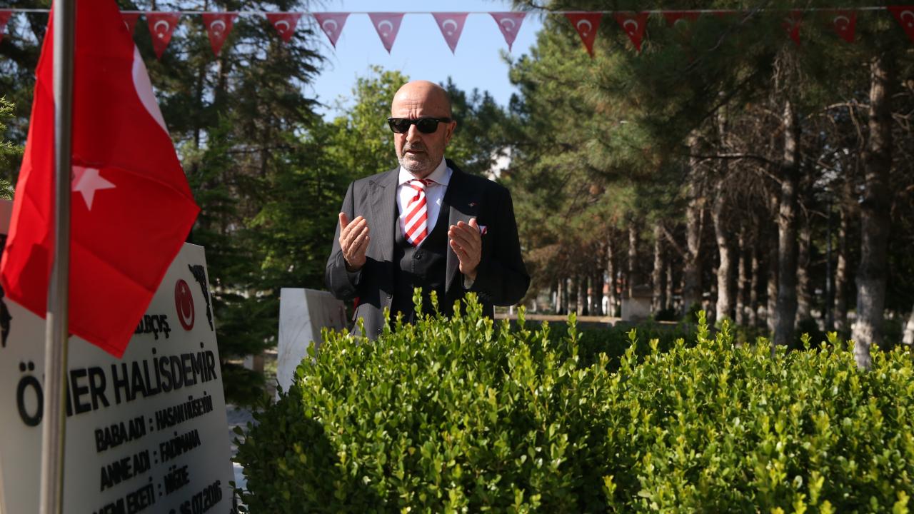 Emekli Korgeneral Zekai Aksakallı şehit Ömer Halisdemir'in mezarını ziyaret etti