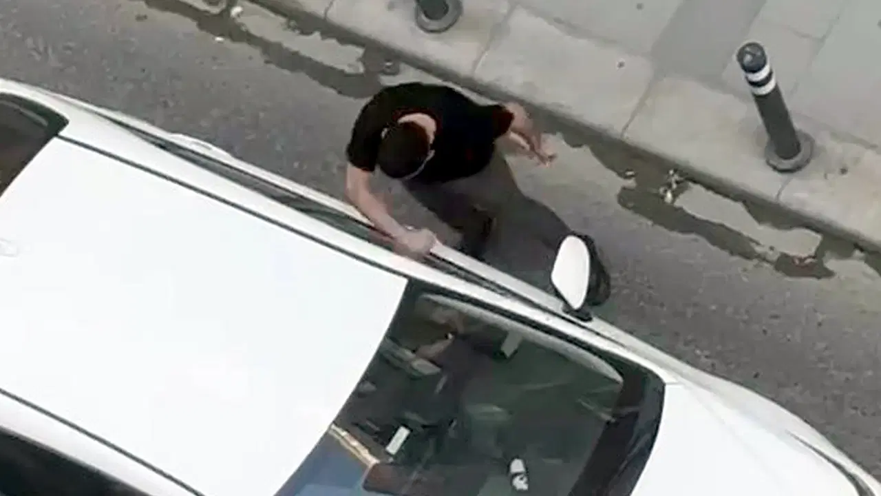 Avcılar'da kazaya neden olan sürücüye tepki: Otomobile yumruk attılar!