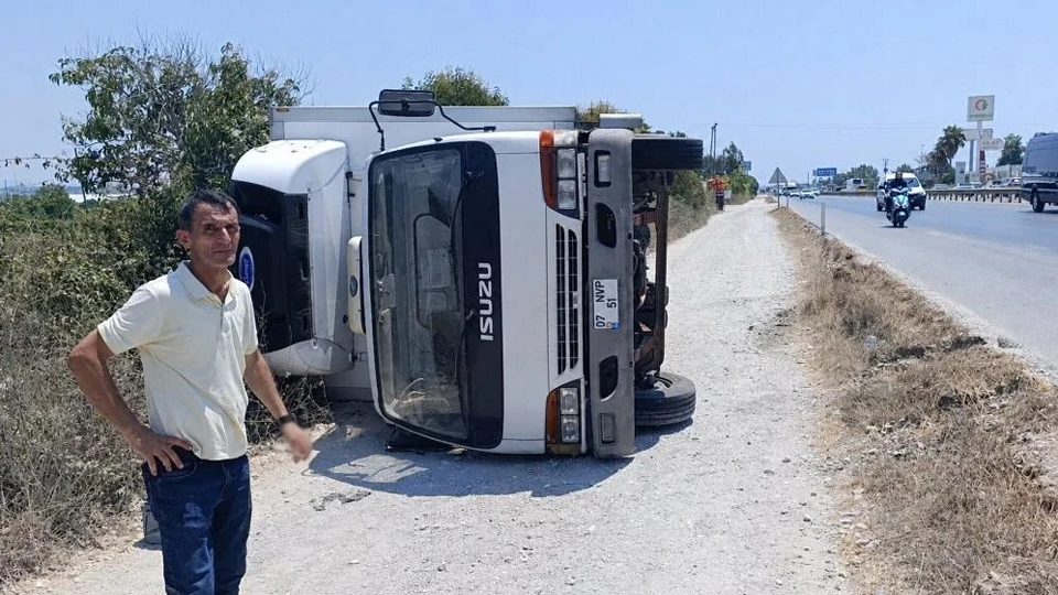 Devrilen kamyondan burnu bile kanamadan çıktı: Araç sahibini arayıp başında bekledi