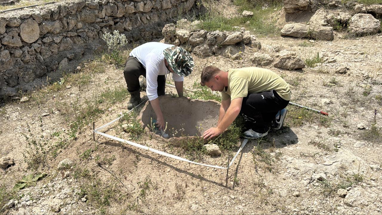 Hadrianapolis Antik Kenti'nde 1750 yıllık pitos mezar bulundu