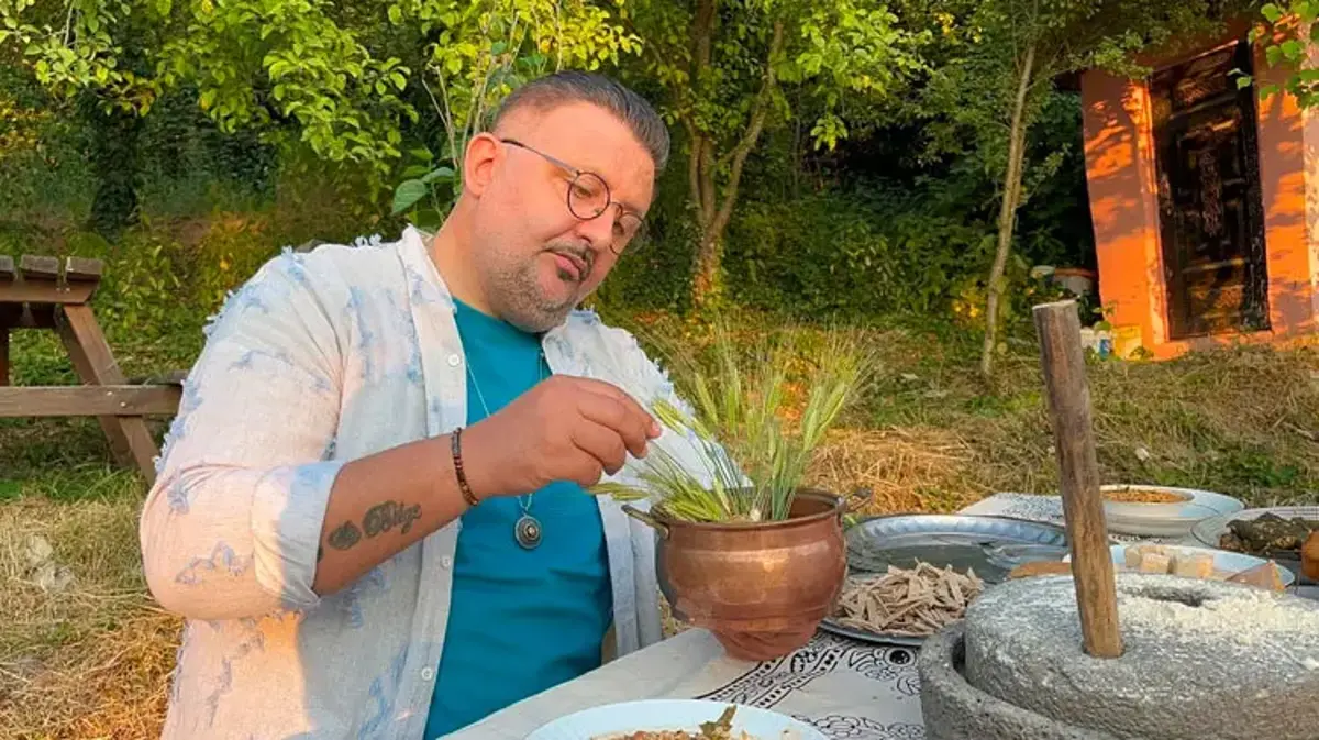 Dünyanın en eski mumyası 'Buz Adam Ötzi'nin midesindeki siyezi merak eden ünlü şef, Kastamonu'da 12 bin yıllık 'Hitit buğdayı'nı inceledi
