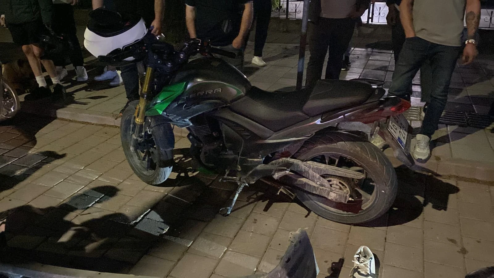Bursa'da kaza yapan sürücü olay yerinden kaçtı! 17 yaşındaki motosikletli ağır yaralandı