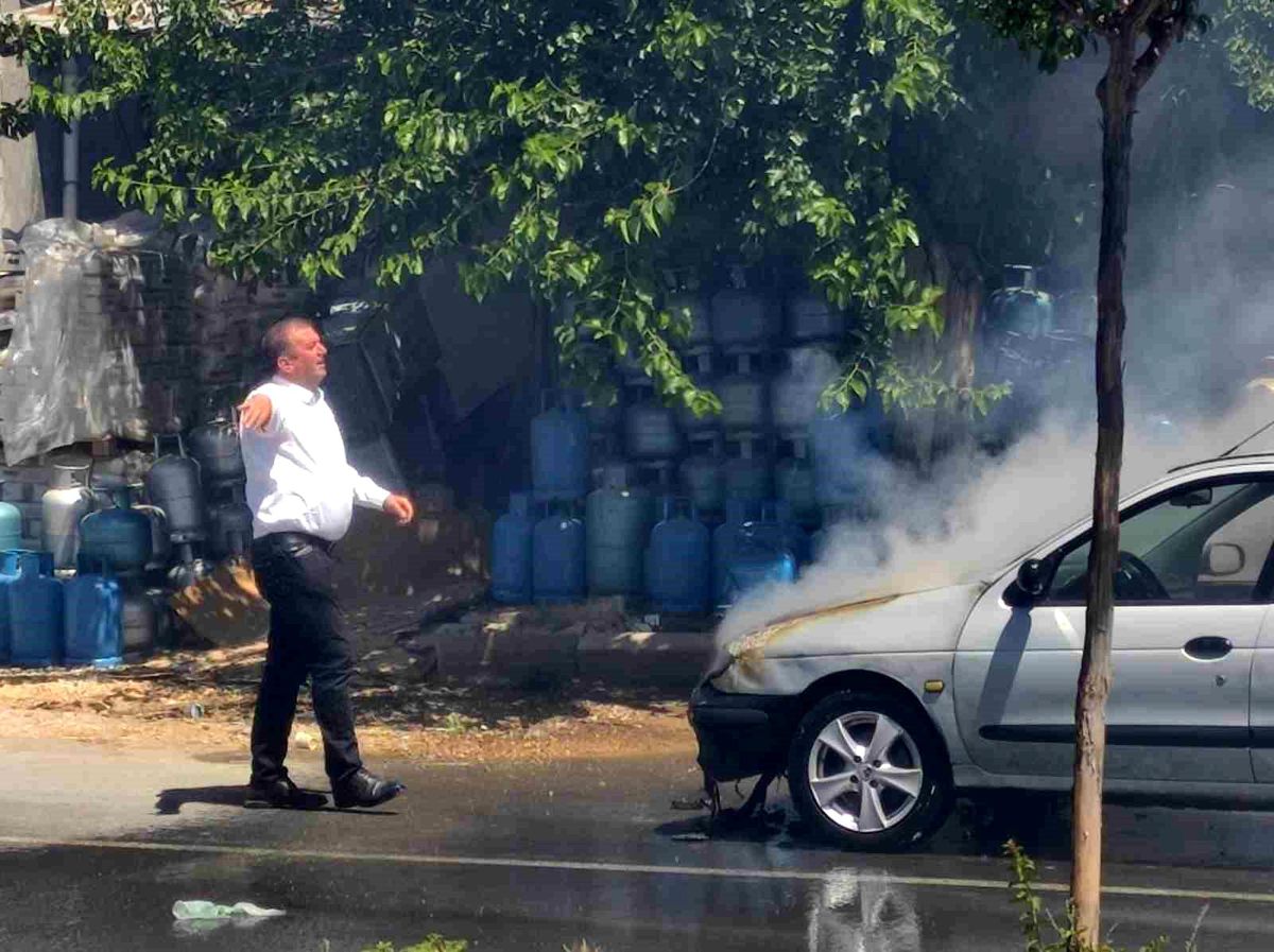 Diyarbakır'da otomobil bomba gibi patladı