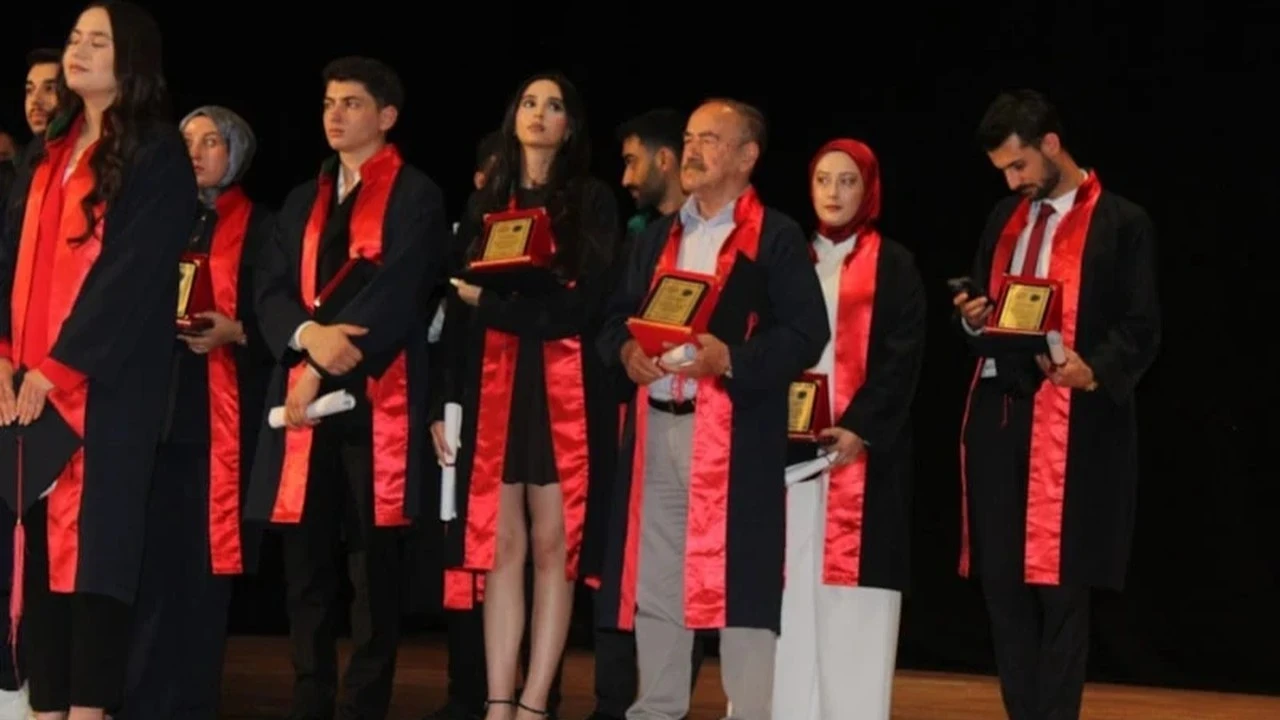 "Öğrenmenin yaşı yok" dedirtti! 79 yaşında avukat oldu