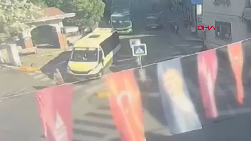 İstanbul’da Yaya Geçidindeki Kaza Kamerada: Minibüs Şoförü Tutuklandı