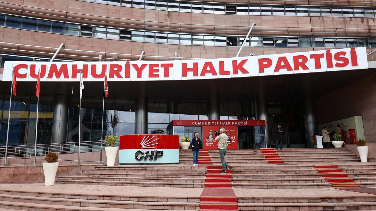 CHP'de 26 il başkanı görevden alındı