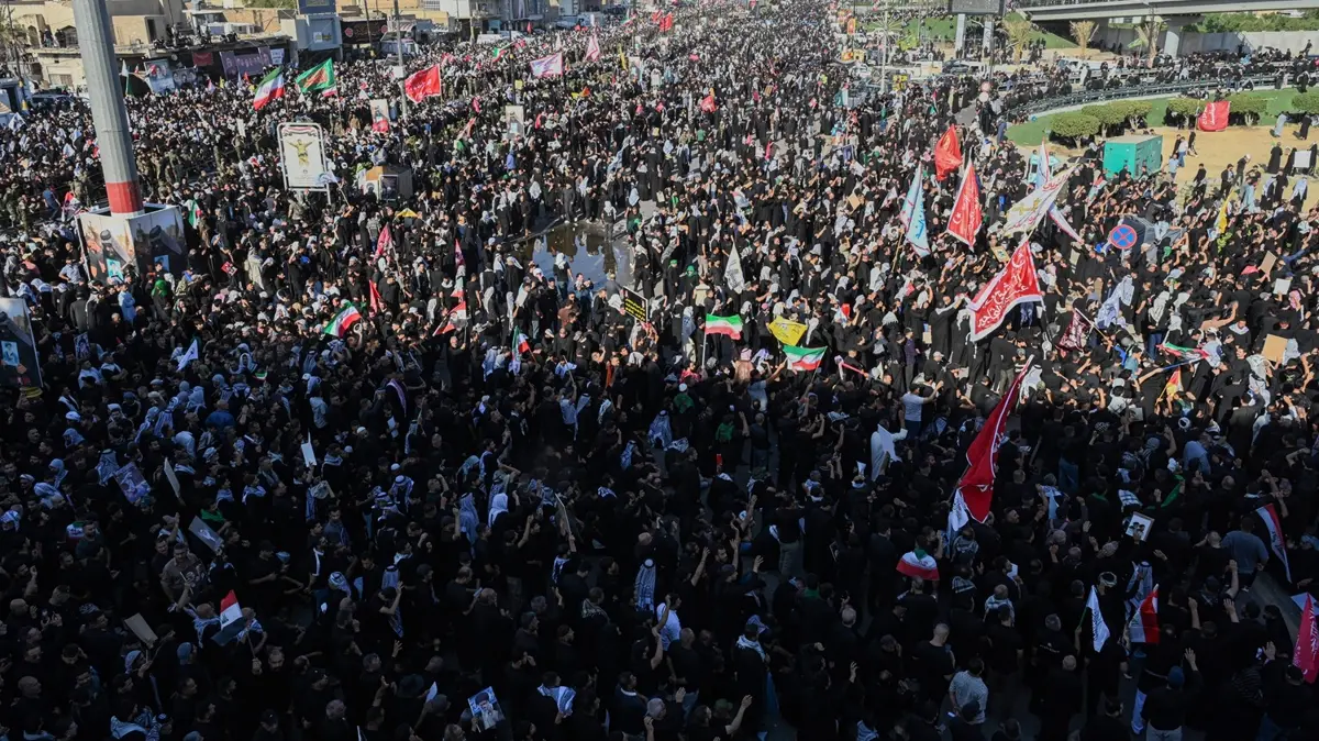 Hamaney'in naaşı Irak'ta: Necef'te yüz binlerce kişi törende buluştu