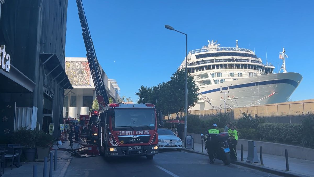 Beyoğlu'nda 6 katlı binada tadilat sırasında çıkan yangın söndürüldü