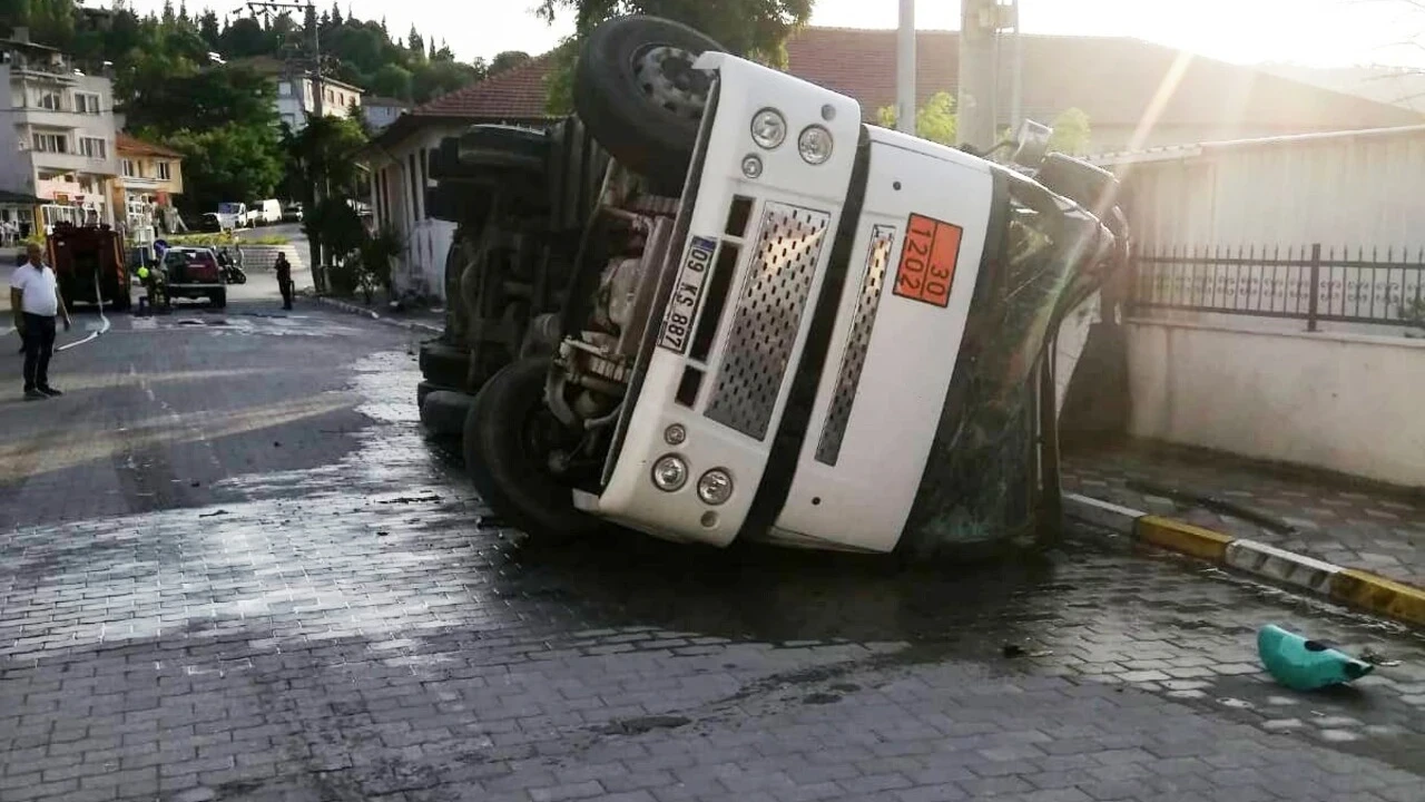 Balya’da akaryakıt yüklü tanker devrildi: Ekipler felaketi önledi