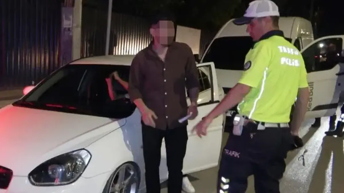 Trafikte ceza yese de üslubuyla hem polisi hem de gazetecileri şaşırttı