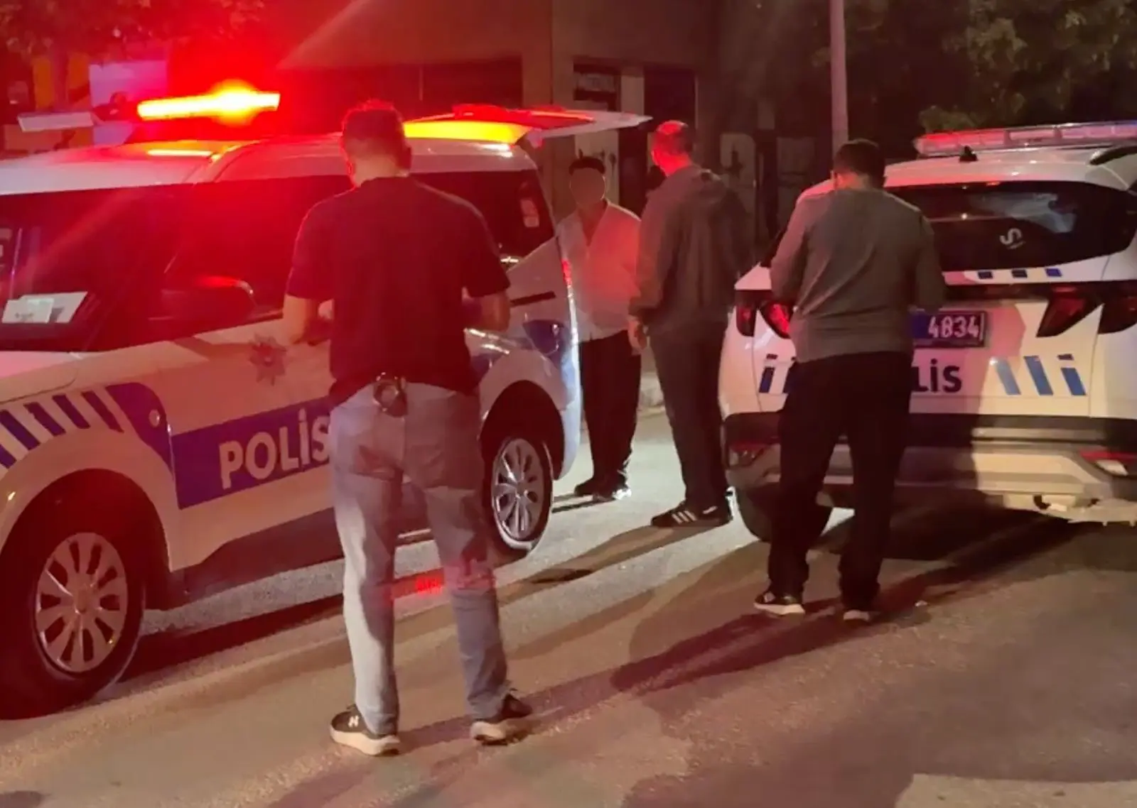 Seyir halindeki otomobilden ateş açtı! Trafik magandasının savunması pes ettirdi