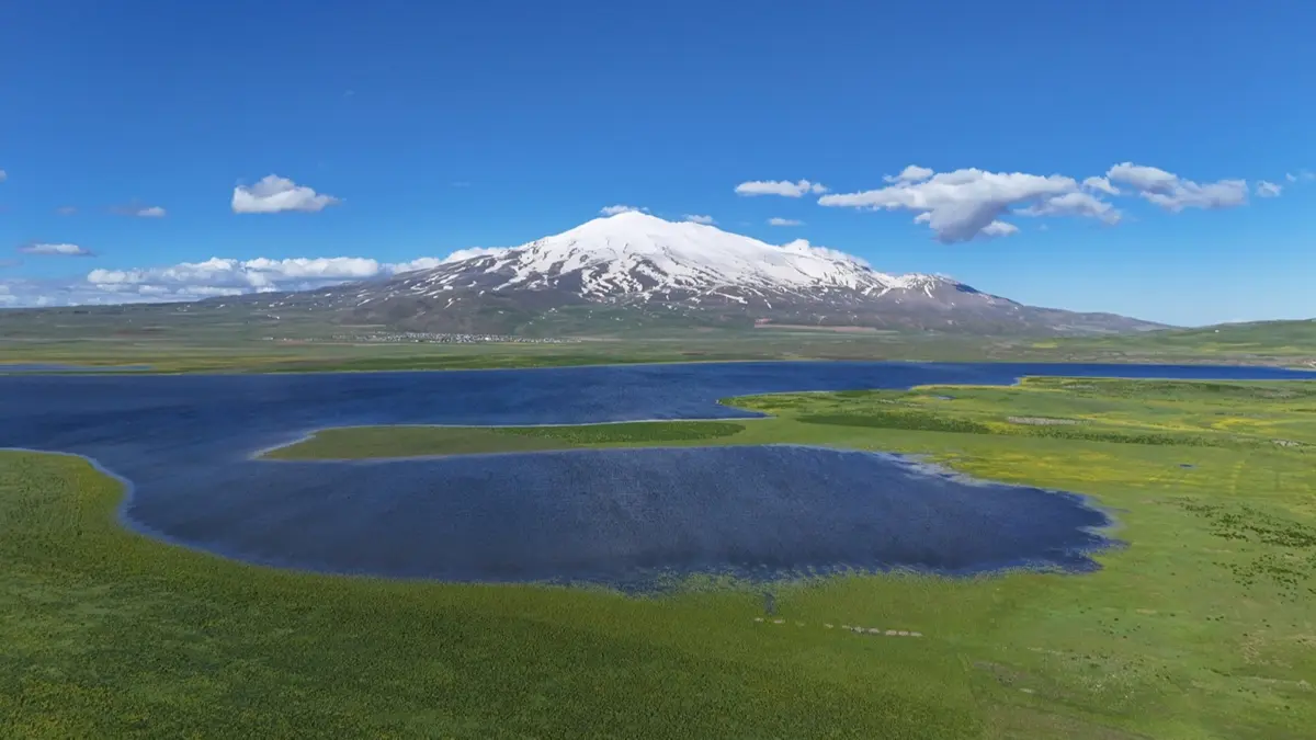Burası İzlanda değil, Bitlis: Süphan Dağı ve Cil Gölü görenleri şaşırtıyor