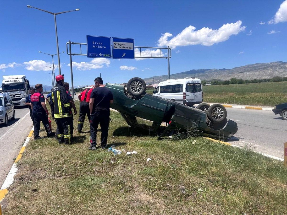 Erzincan'da takla atan otomobilde 2 kişi yaralandı