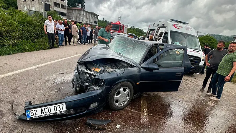 Ordu'da iki otomobil çarpıştı: 5 yaralı